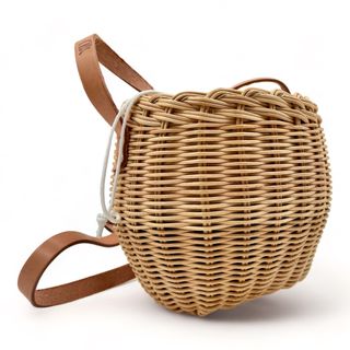 Bolso de hombro redondo de mimbre.