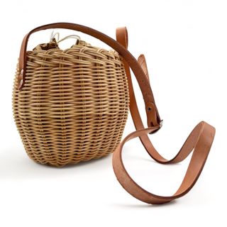 Bolso de hombro redondo de mimbre.