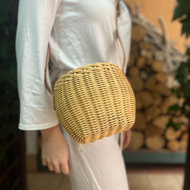 Bolso de hombro redondo de mimbre.
