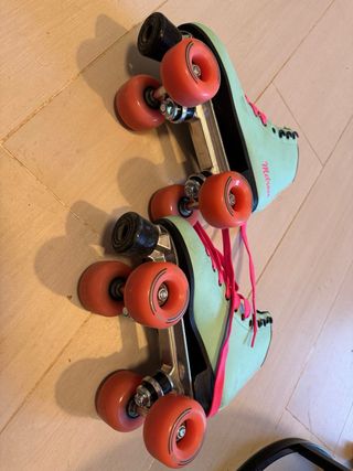 PATINES DE 4 RUEDAS EN ROSA Y TURQUESA