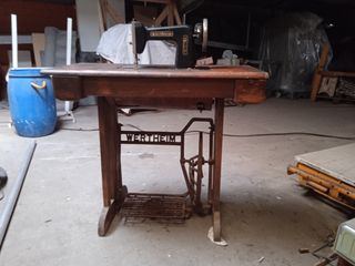 Màquina de cosir antigua con mueble