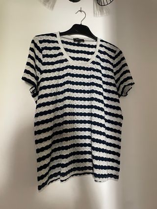 Camiseta a rayas azul y blanca