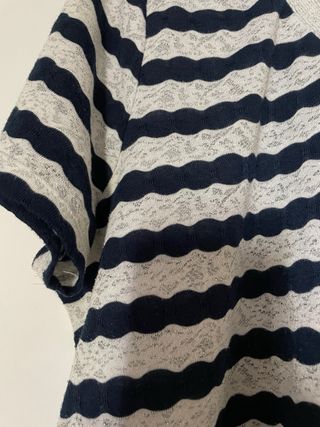 Camiseta a rayas azul y blanca