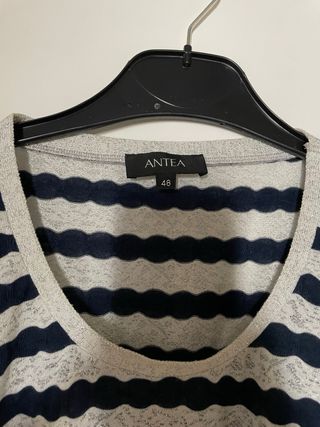 Camiseta a rayas azul y blanca