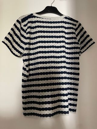 Camiseta a rayas azul y blanca