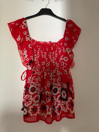 Blusa roja con mangas caidas