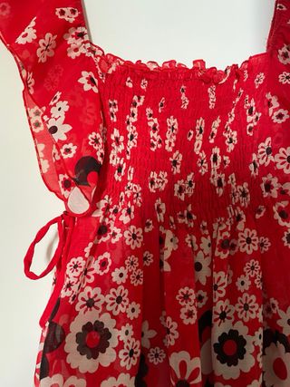 Blusa roja con mangas caidas