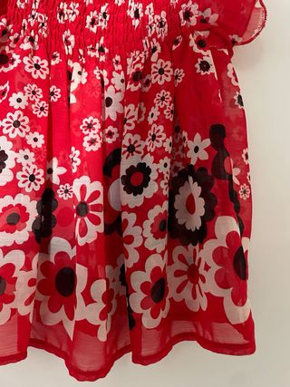 Blusa roja con mangas caidas