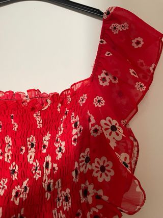 Blusa roja con mangas caidas