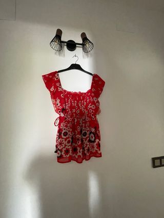 Blusa roja con mangas caidas