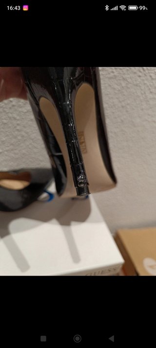 Tacones de piel Guess negros