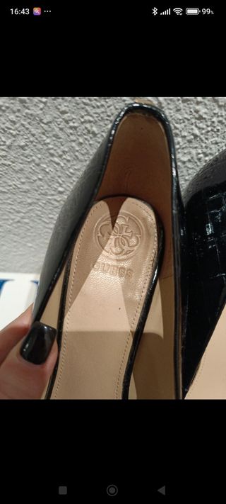 Tacones de piel Guess negros