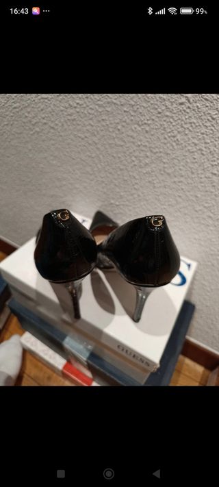 Tacones de piel Guess negros