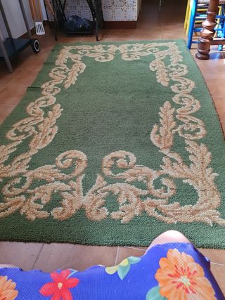 Alfombra verde y dorada
