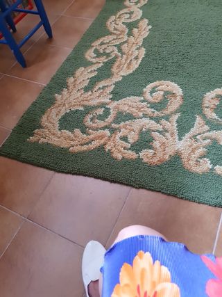 Alfombra verde y dorada