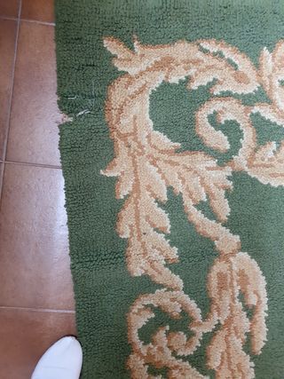Alfombra verde y dorada