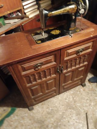 Maquina de coser singer antigua con mueble