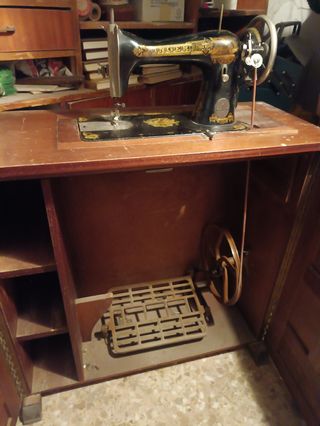 Maquina de coser singer antigua con mueble