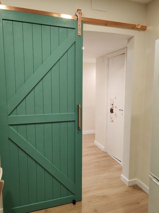 Puerta granero artesanal de madera