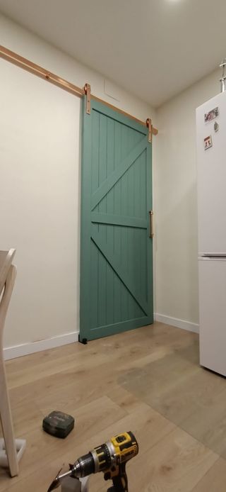 Puerta granero artesanal de madera