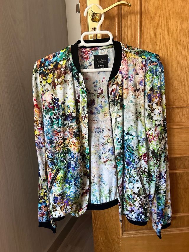 Camisa tipo bomber de Zara