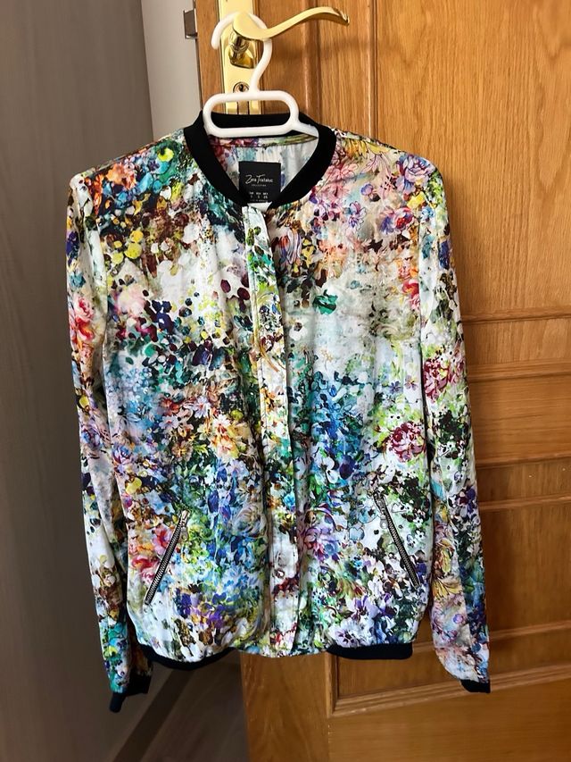 Camisa tipo bomber de Zara