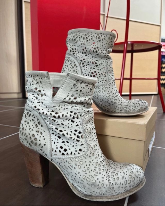 Tronchetto donna Beige traforato scamosciato