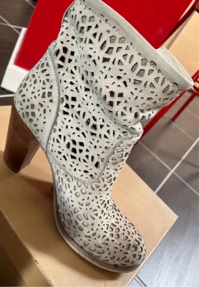 Tronchetto donna Beige traforato scamosciato