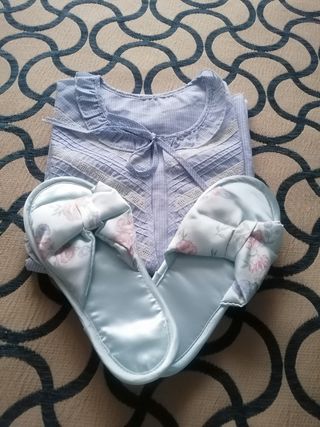 Camisón y zapatillas