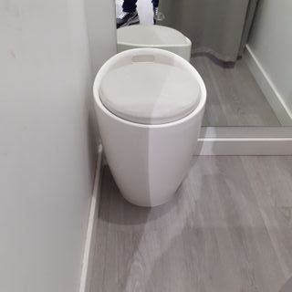 Pareja de taburetes blancos lacados