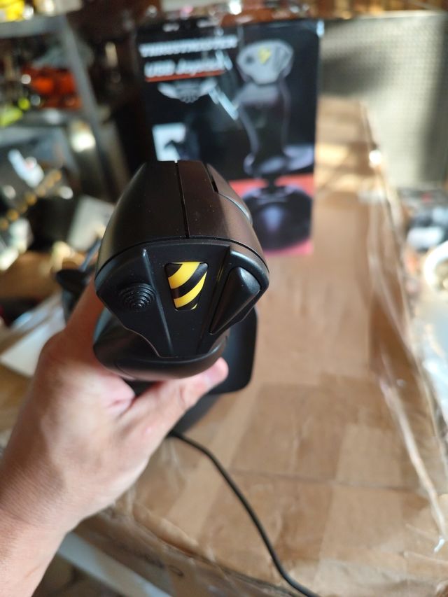 Thrustmaster - USB Joystick - simulacion de combat