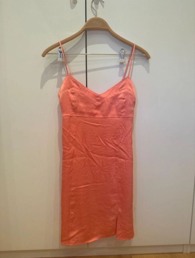 Vestido coral mini H&M con espalda al aire