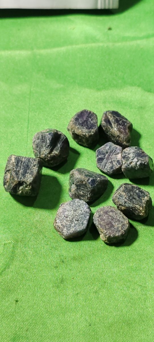 10 piedras ruby bruto y 18 billetes