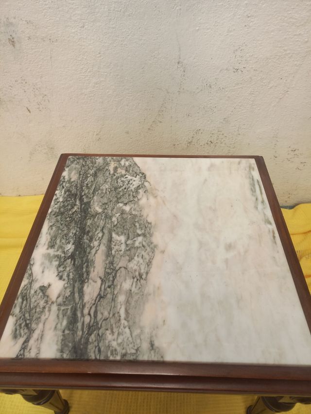 Mesa baja de mármol cuadrada