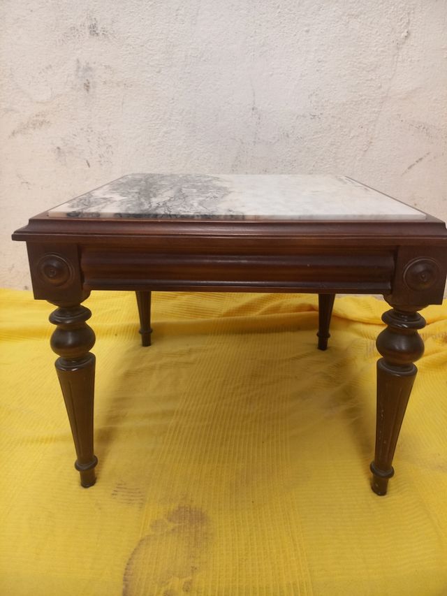 Mesa baja de mármol cuadrada