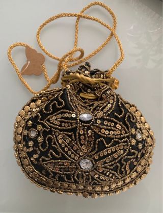 Bolso dorado y negro con abalorios 