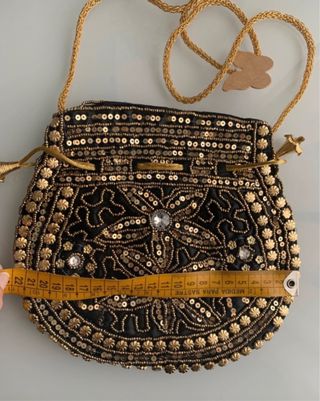 Bolso dorado y negro con abalorios 