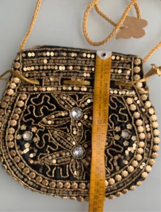Bolso dorado y negro con abalorios 