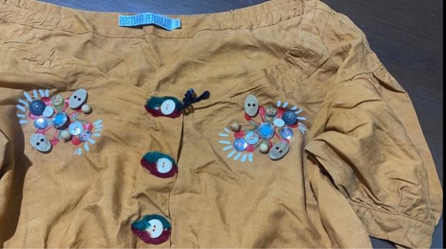 Top corto Vintage in seta con applicazioni a mano