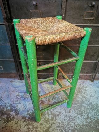 Taburete alto antiguo. Madera