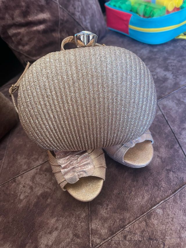 Conjunto sandalia con bolso dorados