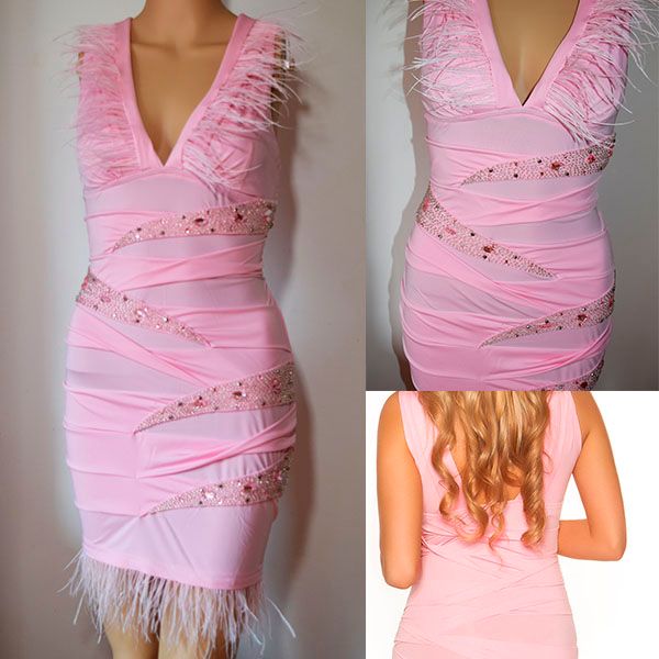 Vestido drapeado con plumas y pedrería