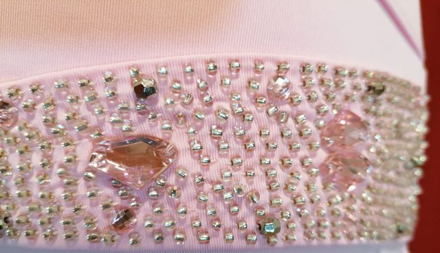 Vestido drapeado con plumas y pedrería