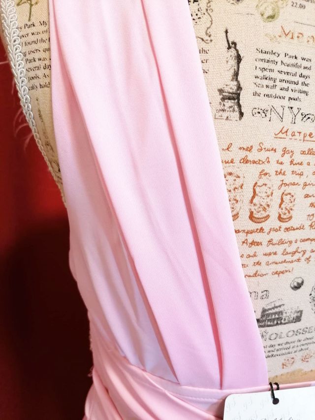 Vestido drapeado con plumas y pedrería