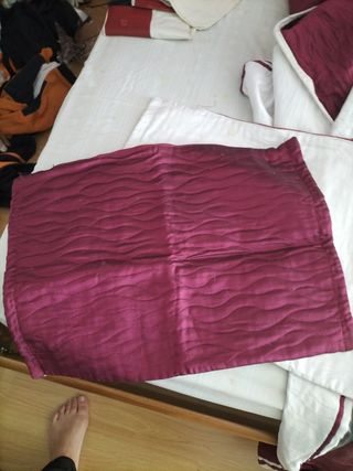 Colcha reversible y cojines