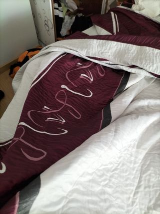 Colcha reversible y cojines