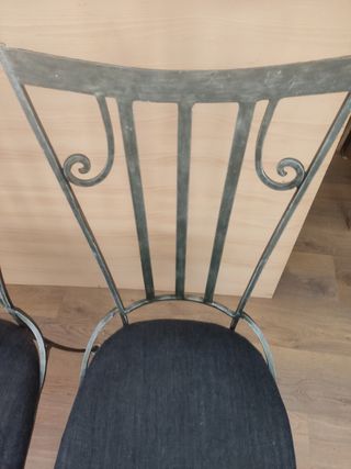 Lote de dos sillas de hierro