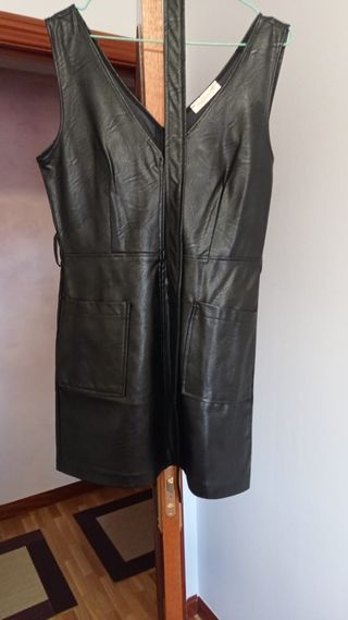 Pichi corto negro polipiel con cinturón