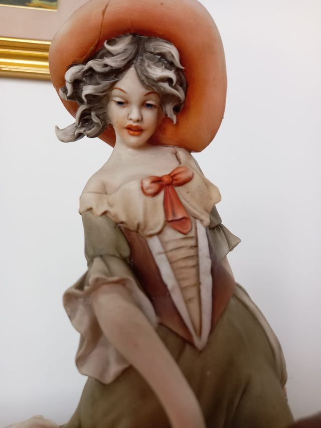 Statua donna con cane Capodimonte 