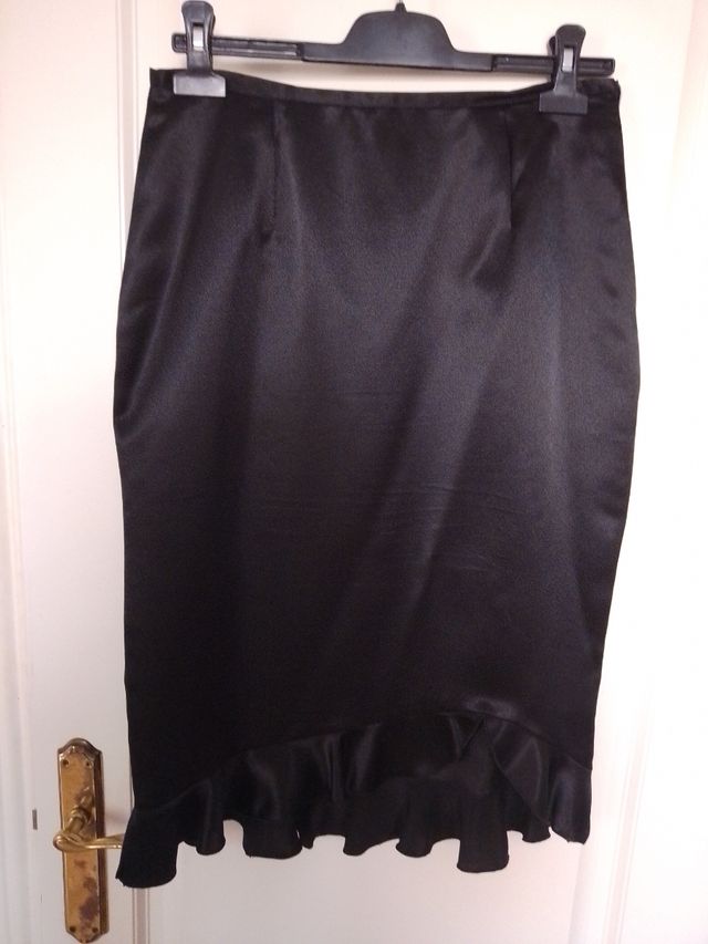 Falda negra satinada